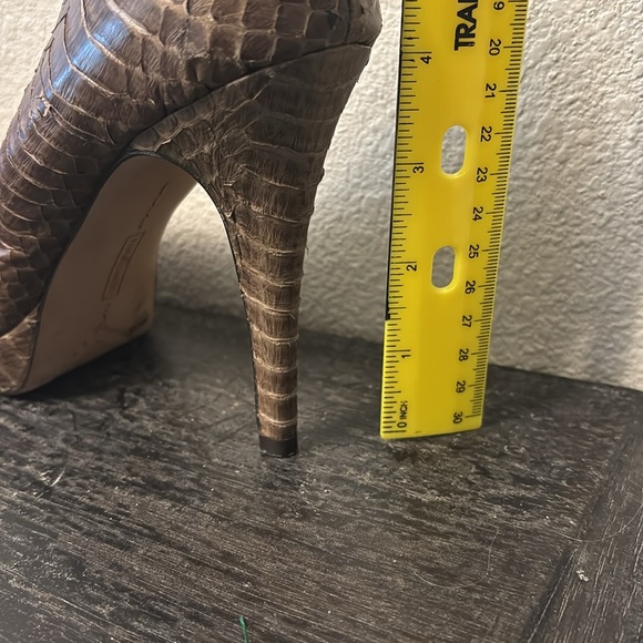 Vince Camuto Snake Skin heels - Picture 9 of 10